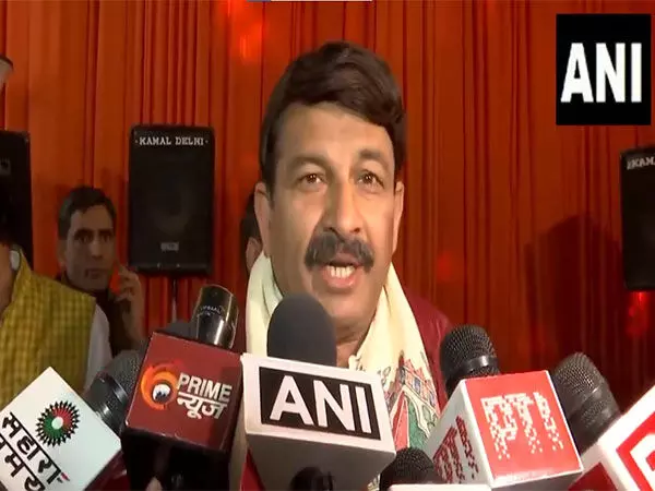 Manoj Tiwari ने अरविंद केजरीवाल पर कटाक्ष किया