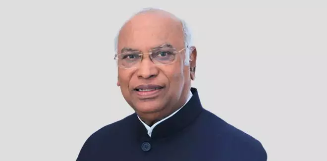 Mallikarjun Kharge : संविधान की रक्षा करना हम सबकी जिम्मेदारी Mallikarjun Kharge : संविधान की रक्षा करना हम सबकी जिम्मेदारी