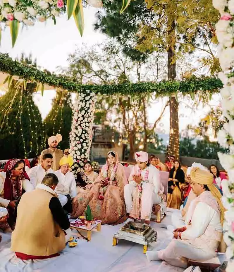 शांत और सरल माहौल में Neeraj ने विवाह स्थल के रूप में कुमारहट्टी रिसॉर्ट को चुना शांत और सरल माहौल में Neeraj ने विवाह स्थल के रूप में कुमारहट्टी रिसॉर्ट को चुना