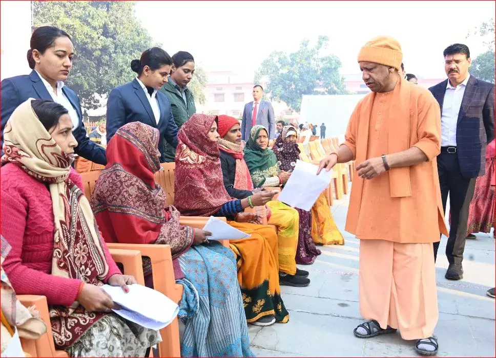 Gorakhpur: मुख्यमंत्री योगी ने जनता दर्शन में पहुंचे लोगों से मुलाकात कर उनकी समस्याएं सुनीं