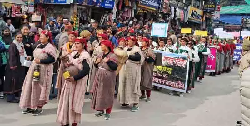 Winter Carnival के शुभारंभ पर धूमधाम से निकाली गई सांस्कृतिक शोभायात्रा