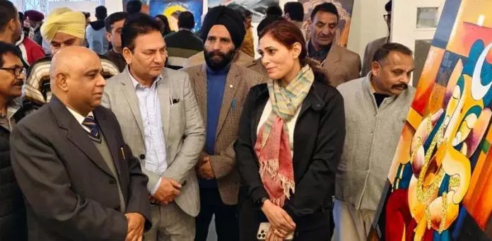 Jammu: प्रधान सचिव संस्कृति ने 5 दिवसीय महिला चित्रकार प्रदर्शनी का उद्घाटन किया Jammu: प्रधान सचिव संस्कृति ने 5 दिवसीय महिला चित्रकार प्रदर्शनी का उद्घाटन किया