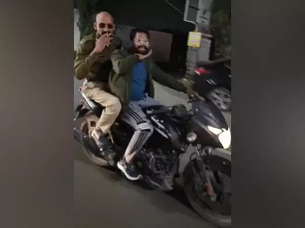 Indore में चलती बाइक पर सिगरेट पीने पर पुलिस कांस्टेबल पर जुर्माना Indore में चलती बाइक पर सिगरेट पीने पर पुलिस कांस्टेबल पर जुर्माना