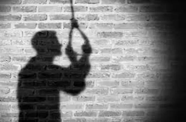 पत्नी से की आखिरी बार बात...फिर भिलाई स्टील प्लांट के कर्मचारी ने दे दी जान पत्नी से की आखिरी बार बात...फिर भिलाई स्टील प्लांट के कर्मचारी ने दे दी जान