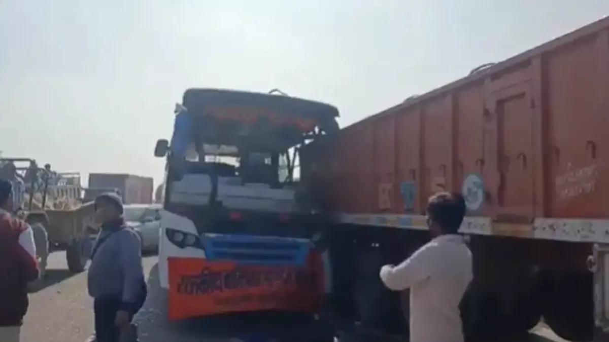 Bus Accident: स्कूल बस और ट्रक के बीच टक्कर में 17 वर्षीय छात्र की मौत, 14 घायल Bus Accident: स्कूल बस और ट्रक के बीच टक्कर में 17 वर्षीय छात्र की मौत, 14 घायल