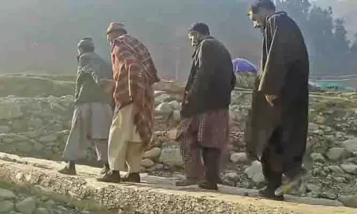 सड़क या फुटब्रिज न होने के कारण बांदीपुरा की आदिवासी बस्तियों को खुद ही अपना जीवन यापन करना पड़ रहा सड़क या फुटब्रिज न होने के कारण बांदीपुरा की आदिवासी बस्तियों को खुद ही अपना जीवन यापन करना पड़ रहा