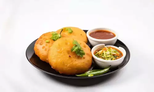 Aloo Kachori Recipe:बच्चों के लिए घर पर बनाएं कुरकुरी आलू कचौरी