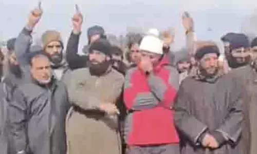 परिवहन विभाग के आदेश के खिलाफ गंदेरबल में ई-रिक्शा चालकों ने किया विरोध प्रदर्शन परिवहन विभाग के आदेश के खिलाफ गंदेरबल में ई-रिक्शा चालकों ने किया विरोध प्रदर्शन