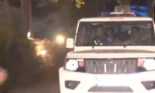 एक्टर सैफ अली खान के घर पहुंची मुंबई पुलिस