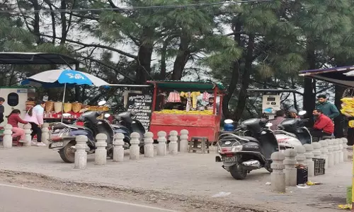 Himachal: बढ़ती हुई सड़क विक्रेताओं ने स्टेडियम जाने वाली सड़क को अवरुद्ध कर दिया