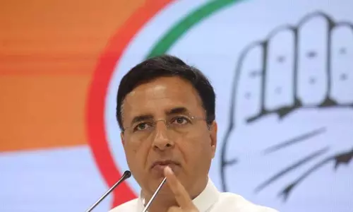 Karnataka: कांग्रेस के मंत्री कथित तौर पर शिकायतों को दूर करने की साजिश रच रहे Karnataka: कांग्रेस के मंत्री कथित तौर पर शिकायतों को दूर करने की साजिश रच रहे