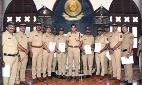 मुंबई पुलिस ने सैफ पर हमले के आरोपी शहजाद को पकड़ने वाले पुलिसकर्मियों को किया सम्मानित