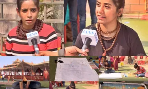 दरभंगा की मोनिका प्रयागराज में आंख पर पट्टी बांधकर बना रही हैं महादेव की लाइव पेंटिंग