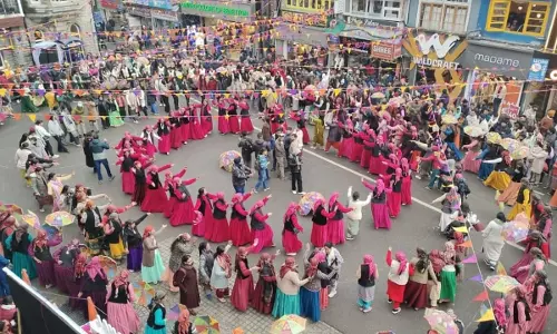 Himachal: विंटर कार्निवाल के शुभारंभ पर धूमधाम से निकाली सांस्कृतिक शोभायात्रा