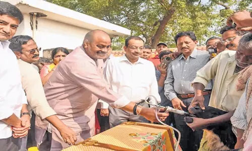 Andhra: मंत्री के. अत्चन्नायडू ने पशु स्वास्थ्य शिविर का शुभारंभ किया Andhra: मंत्री के. अत्चन्नायडू ने पशु स्वास्थ्य शिविर का शुभारंभ किया