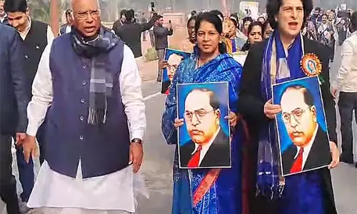 Priyanka Gandhi, मल्लिकार्जुन खड़गे जय बापू, जय भीम रैली में भाग लेने के लिए बेलगावी के लिए रवाना हुए