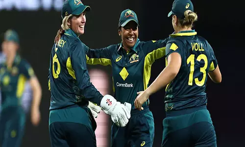 ऑस्ट्रेलिया ने इंग्लैंड के खिलाफ T20I में 57 रन की जीत के साथ महिला एशेज बरकरार रखी ऑस्ट्रेलिया ने इंग्लैंड के खिलाफ T20I में 57 रन की जीत के साथ महिला एशेज बरकरार रखी