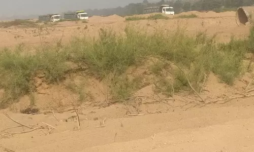 कांग्रेस नेता ने प्रशासन के आंख में धूल झोंकी, धड़ल्ले से कर रहा रेत का अवैध उत्खनन कांग्रेस नेता ने प्रशासन के आंख में धूल झोंकी, धड़ल्ले से कर रहा रेत का अवैध उत्खनन