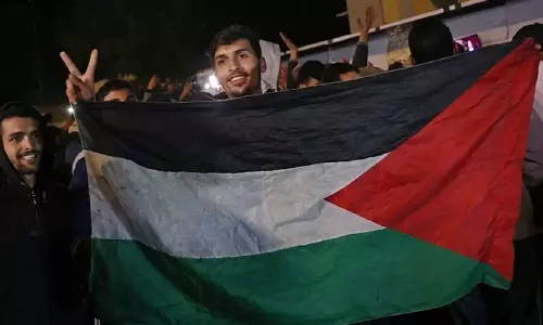 Israeli जेलों से रिहा हुए 90 फ़िलिस्तीनी महिलाओं और बच्चों का आंसुओं और गले मिलने से स्वागत