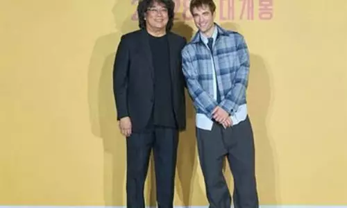 रॉबर्ट पैटिंसन मिकी 17 प्रेस इवेंट के लिए Seoul में बोंग जून हो के साथ शामिल हुए