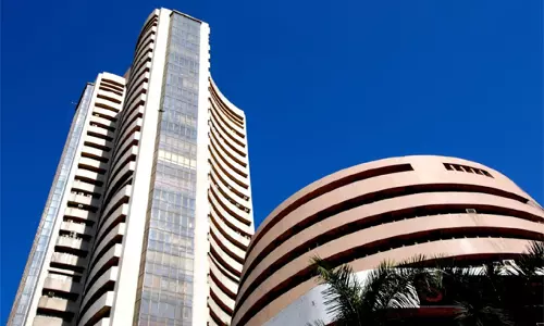 शेयर बाजार में सपाट कारोबार, सेंसेक्स 77,000 के करीब