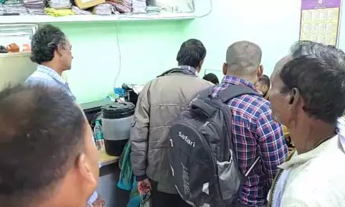 फर्जी राशन कार्ड धारकों की सूची से नाम हटाने के लिए लगी कतार