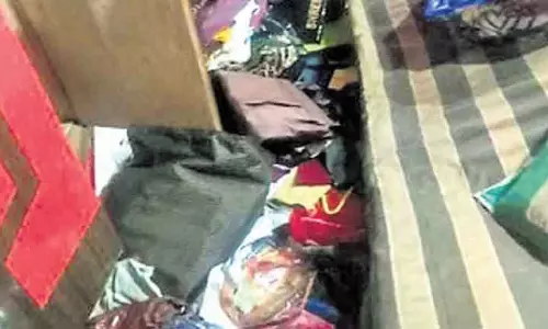 Odisha में व्यापारी के घर पर लुटेरों ने किया हमला, 80 लाख रुपये के गहने-नकदी लूटी Odisha में व्यापारी के घर पर लुटेरों ने किया हमला, 80 लाख रुपये के गहने-नकदी लूटी