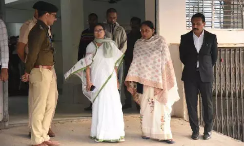 पार्टी गतिविधियों से नाराज ममता बनर्जी ने TMC पार्षद दुलाल सरकार की पत्नी से मुलाकात की
