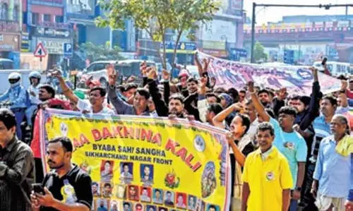 Bhubaneswar में विक्रेताओं ने प्राथमिकता के आधार पर पुनर्वास की मांग को लेकर आंदोलन किया