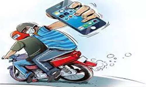 Hardoi: बाइक सवारों ने बीच सड़क पर छीना मोबाइल , पुलिस ने तीन को गिरफ्तार