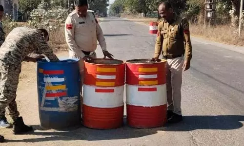 सड़क हादसों में कमी लाने थाने के सामने ड्रम में लगाया गया रेडियम रिफ्लेक्टर टेप सड़क हादसों में कमी लाने थाने के सामने ड्रम में लगाया गया रेडियम रिफ्लेक्टर टेप