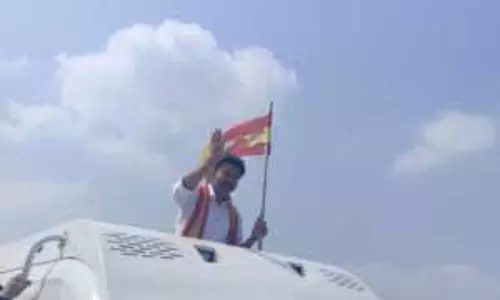 विजय ने परंडूर के किसानों के साथ एकजुटता व्यक्त की, सत्तारूढ़ डीएमके सरकार पर कटाक्ष किया विजय ने परंडूर के किसानों के साथ एकजुटता व्यक्त की, सत्तारूढ़ डीएमके सरकार पर कटाक्ष किया