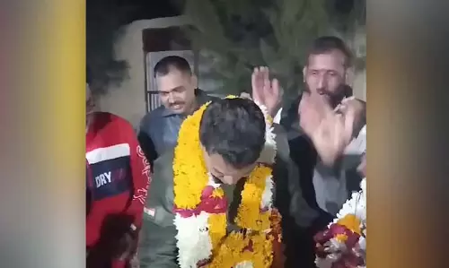 पुलिस अफसरों ने अपराधियों के साथ मनाया जन्मदिन, 2 एसआई सस्पेंड पुलिस अफसरों ने अपराधियों के साथ मनाया जन्मदिन, 2 एसआई सस्पेंड