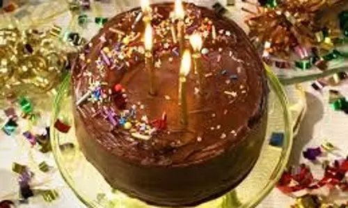 Birthday Cake Recipe: घर पर इस आसान तरीके से बनाएं बर्थडे केक
