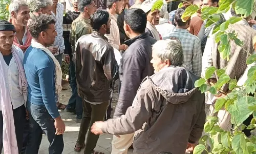 Chittorgarh: अश्लील हरकत करने वाले प्रिंसिपल और टीचर की पोस्टिंग से ग्रामीण नाराज Chittorgarh: अश्लील हरकत करने वाले प्रिंसिपल और टीचर की पोस्टिंग से ग्रामीण नाराज