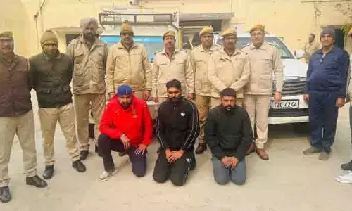 Punjab: तस्करों को शराब बेचने के आरोप में आबकारी अधिकारी जांच के घेरे में Punjab: तस्करों को शराब बेचने के आरोप में आबकारी अधिकारी जांच के घेरे में