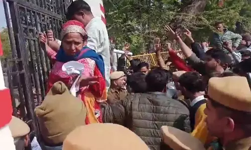 Jhunjhunu: खेतों में ट्रांसमिशन लाइन के विरोध में किसानों का उग्र प्रदर्शन Jhunjhunu: खेतों में ट्रांसमिशन लाइन के विरोध में किसानों का उग्र प्रदर्शन