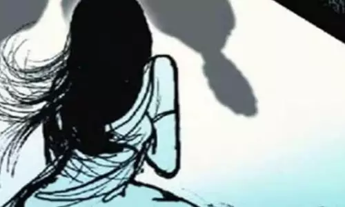 मार्केट के पास महिला से सामूहिक बलात्कार आभूषण, मोबाइल फोन छीनकर हमलावर भागे