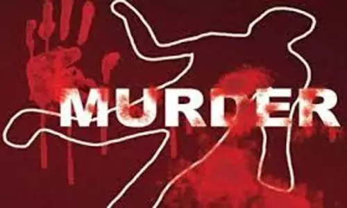 Kasganj: रिटायर्ड एडीएम की सिर कुचलकर हत्या, खून से लथपथ शव बरामद Kasganj: रिटायर्ड एडीएम की सिर कुचलकर हत्या, खून से लथपथ शव बरामद