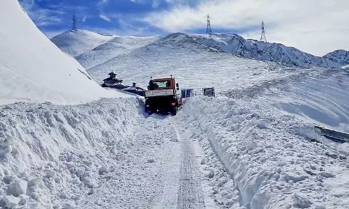 घाटी में और बर्फबारी की संभावना, Srinagar का तापमान -3°C पर