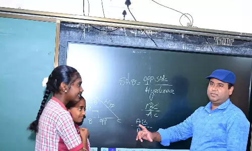 Medak कलेक्टर शिक्षक बने, दसवीं कक्षा के छात्रों को त्रिकोणमिति पढ़ाते Medak कलेक्टर शिक्षक बने, दसवीं कक्षा के छात्रों को त्रिकोणमिति पढ़ाते