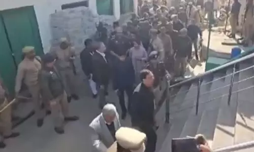 संभल पहुंची न्यायिक जांच आयोग की टीम, जुटा रही जानकारी संभल पहुंची न्यायिक जांच आयोग की टीम, जुटा रही जानकारी