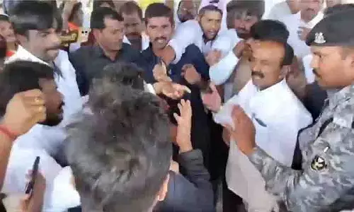 Etela राजेंदर ने पोचारम में रियल एस्टेट ब्रोकर पर हमला किया Etela राजेंदर ने पोचारम में रियल एस्टेट ब्रोकर पर हमला किया