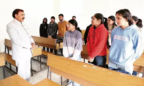Haryana : कुलपति ने जीजेयूएसटी के छात्रों से बातचीत की Haryana : कुलपति ने जीजेयूएसटी के छात्रों से बातचीत की