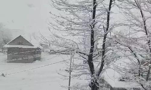बर्फबारी के कारण सड़कें बंद होने से Kupwara के ऊपरी इलाकों तक पहुंचना मुश्किल