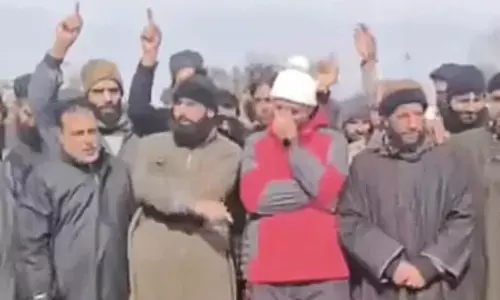 परिवहन विभाग के आदेश के खिलाफ Ganderbal में ई-रिक्शा चालकों ने किया विरोध प्रदर्शन परिवहन विभाग के आदेश के खिलाफ Ganderbal में ई-रिक्शा चालकों ने किया विरोध प्रदर्शन