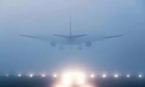 Indore : मुंबई से आने वाली फ्लाइट को कोहरे के कारण भोपाल डायवर्ट हुई Indore : मुंबई से आने वाली फ्लाइट को कोहरे के कारण भोपाल डायवर्ट हुई