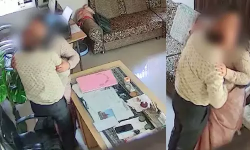 अननेचुरल सेक्स करते प्रिंसिपल और महिला टीचर का वीडियो स्टाफ ने किया था शूट, स्टूडेंट्स के परिजनों ने दिए थे पैसे अननेचुरल सेक्स करते प्रिंसिपल और महिला टीचर का वीडियो स्टाफ ने किया था शूट, स्टूडेंट्स के परिजनों ने दिए थे पैसे