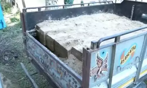 Assam के डोलमारा में रेत और घास के नीचे छिपाकर रखे गए Assam के डोलमारा में रेत और घास के नीचे छिपाकर रखे गए