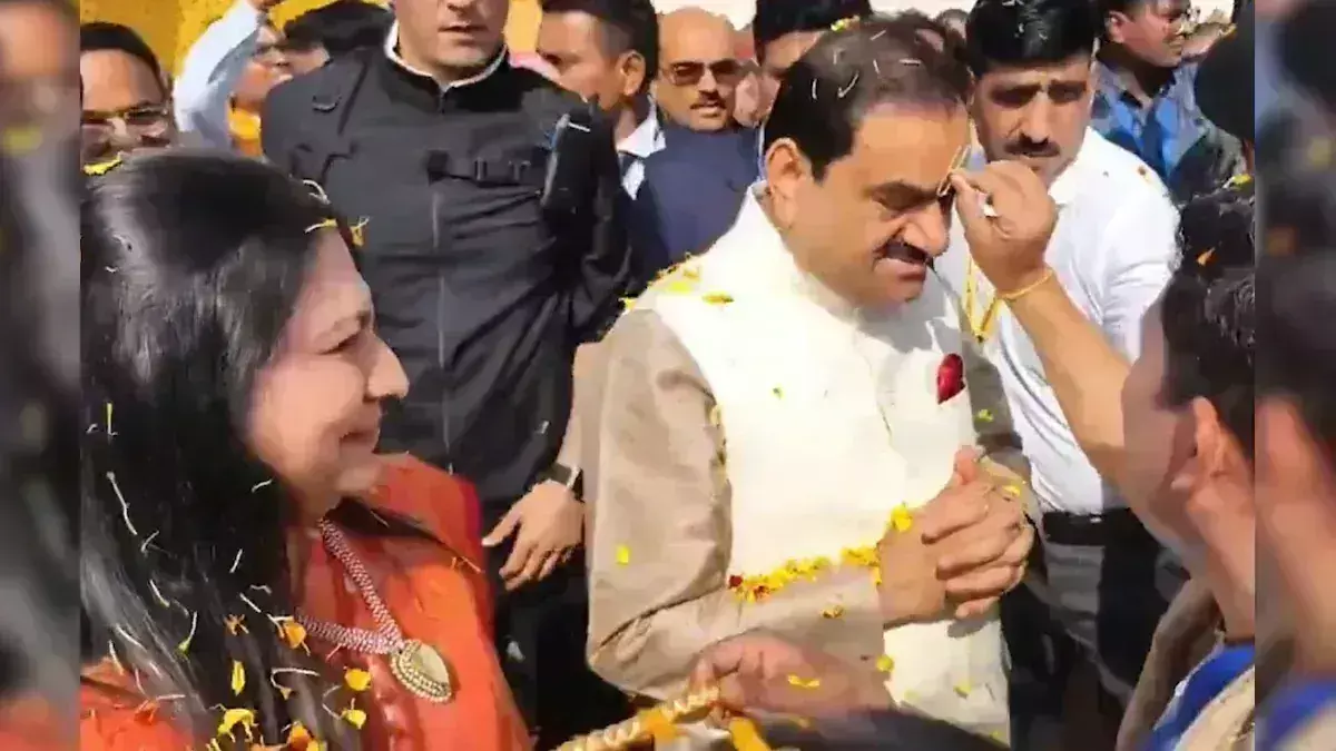 Maha Kumbh मेले में पत्नी प्रीति के साथ पहुंचे गौतम अडानी Maha Kumbh मेले में पत्नी प्रीति के साथ पहुंचे गौतम अडानी